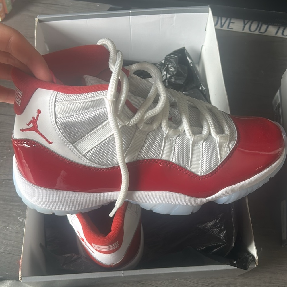 Mens Size 7 Air Jordan Retro Cherry 11